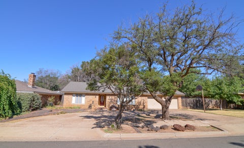 Photo of 6806 Nashville Avenue, Lubbock, TX 79413 (MLS # 202612225)