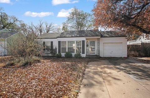 Photo of 2511 28th Street, Lubbock, TX 79410 (MLS # 202606297)