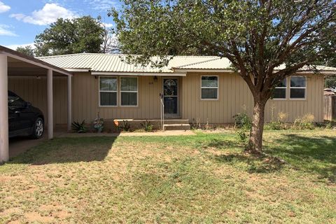 Photo of 614 16th Street, Seagraves, TX 79359 (MLS # 202609432)
