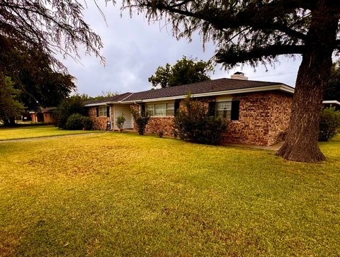 Hunt Realty - West Texas Real Estate 31 1209 Garland Street Plainview TX 79072