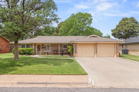Photo of 104 Beech Circle, Levelland, TX 79336 (MLS # 202605785)