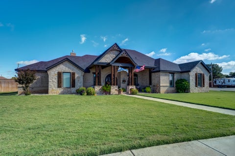 Photo of 501 W 9th Place, Idalou, TX 79329 (MLS # 202613880)