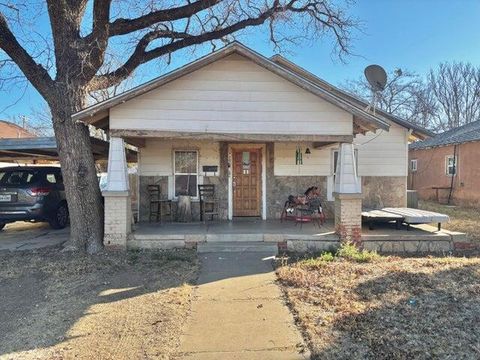Photo of 720 S 11th Street, Slaton, TX 79364 (MLS # 202606089)