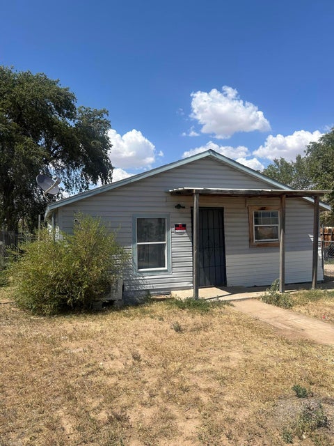 Photo of 1915 E 16th Street, Lubbock, TX 79403 (MLS # 202610482)
