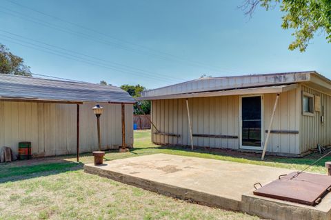 A home in Hale Center