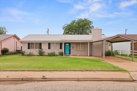 Photo of 613 N B Street, Brownfield, TX 79316 (MLS # 202608266)