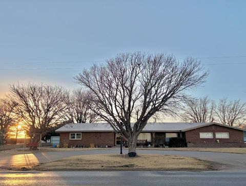819 N Amherst Highway Earth TX 79031