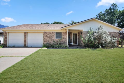 Photo of 8615 Knoxville Avenue, Lubbock, TX 79423 (MLS # 202613246)