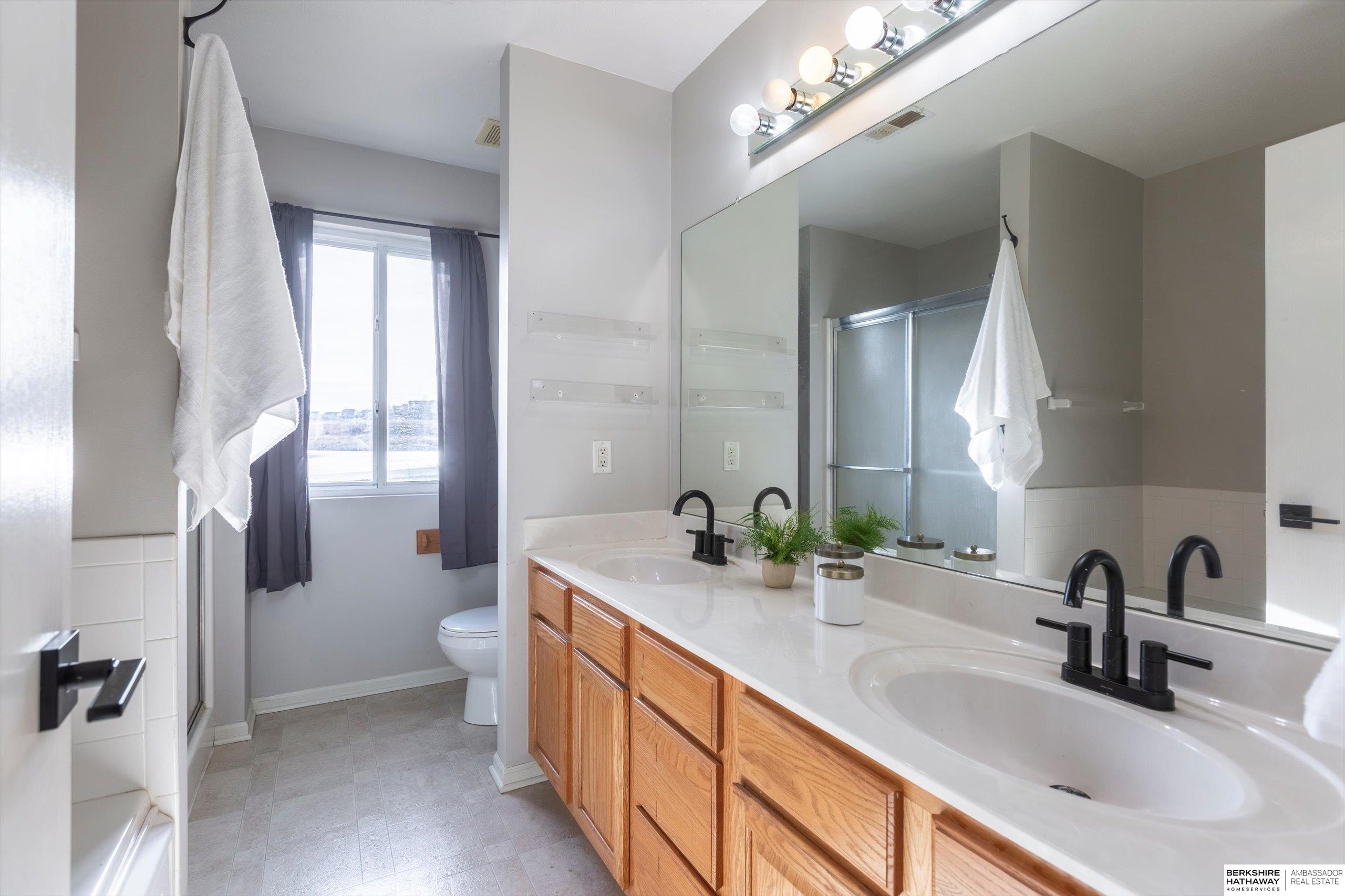 Bellevue, Nebraska 68123, United States, 4 Bedrooms Bedrooms, ,3 BathroomsBathrooms,Residential,Pending,26549