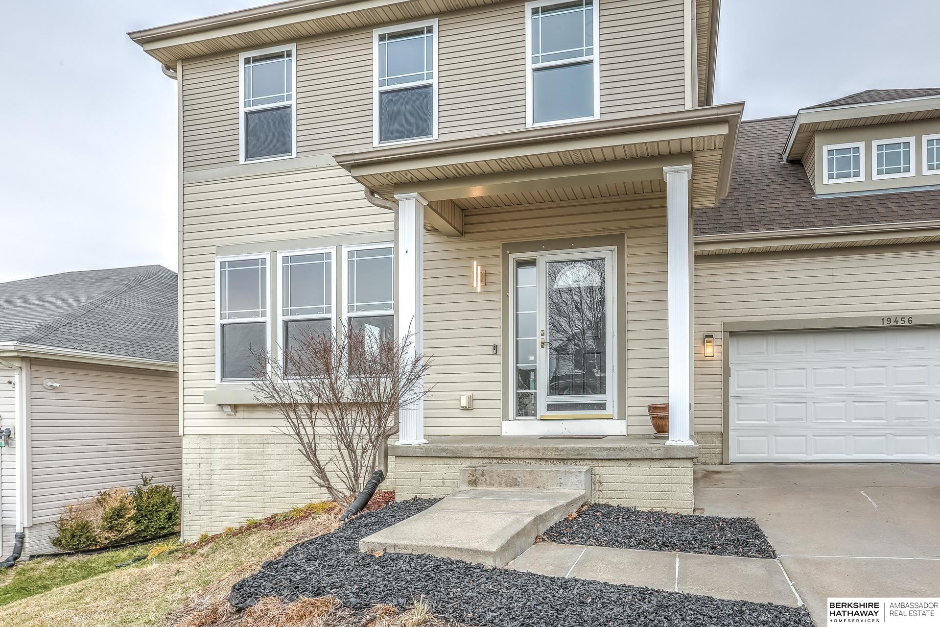 Omaha, Nebraska 68135, United States, 4 Bedrooms Bedrooms, ,3 BathroomsBathrooms,Residential,Pending,21707