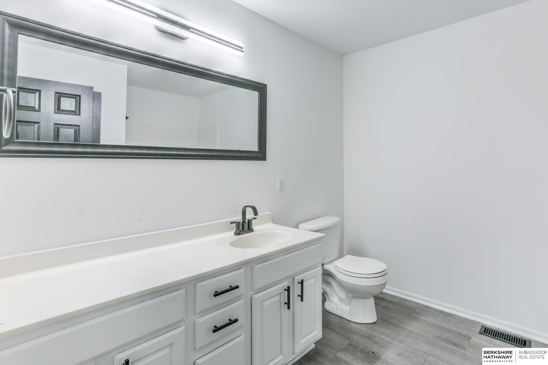 Omaha, Nebraska 68135, United States, 4 Bedrooms Bedrooms, ,3 BathroomsBathrooms,Residential,Pending,21707