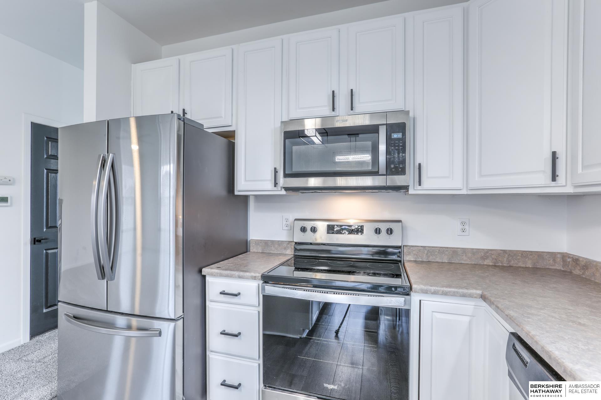 Omaha, Nebraska 68135, United States, 4 Bedrooms Bedrooms, ,3 BathroomsBathrooms,Residential,Pending,21707