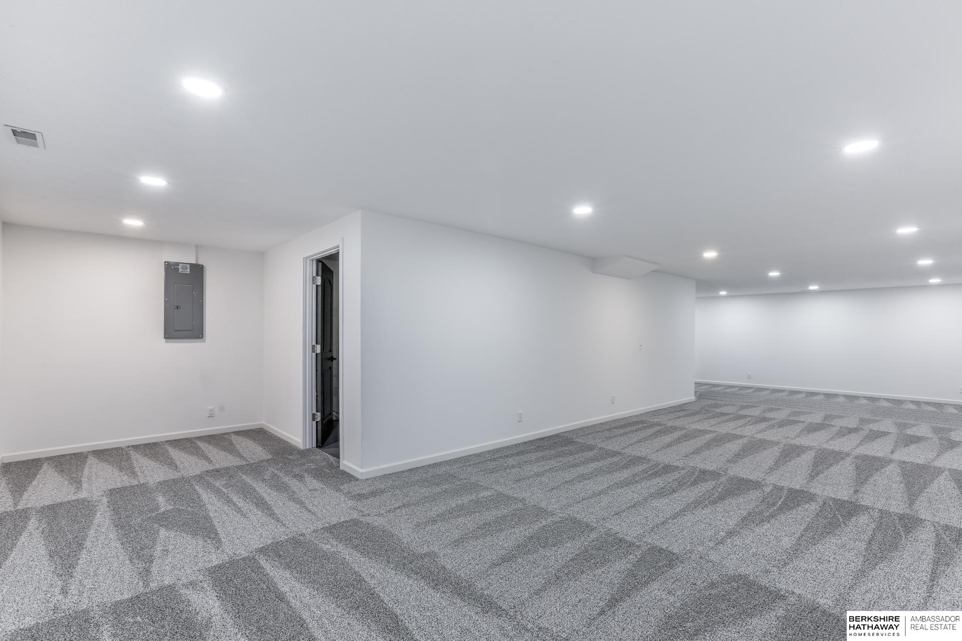 Omaha, Nebraska 68135, United States, 4 Bedrooms Bedrooms, ,3 BathroomsBathrooms,Residential,Pending,21707