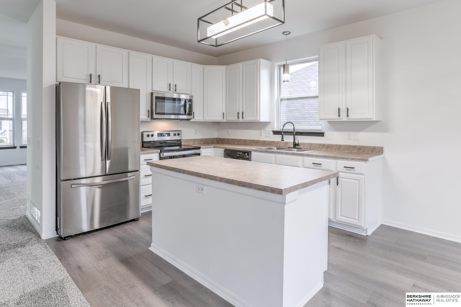 Omaha, Nebraska 68135, United States, 4 Bedrooms Bedrooms, ,3 BathroomsBathrooms,Residential,Pending,21707