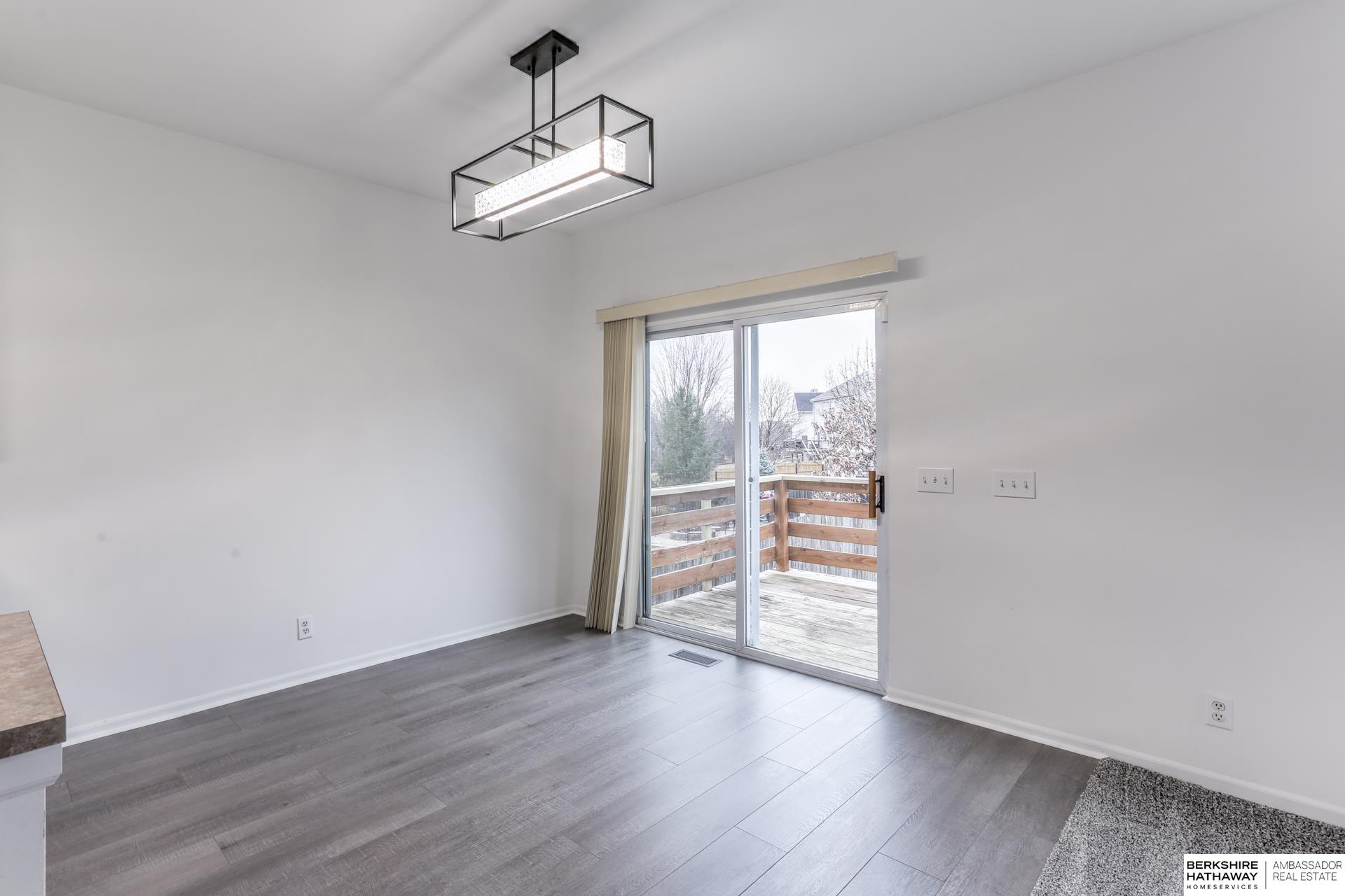 Omaha, Nebraska 68135, United States, 4 Bedrooms Bedrooms, ,3 BathroomsBathrooms,Residential,Pending,21707