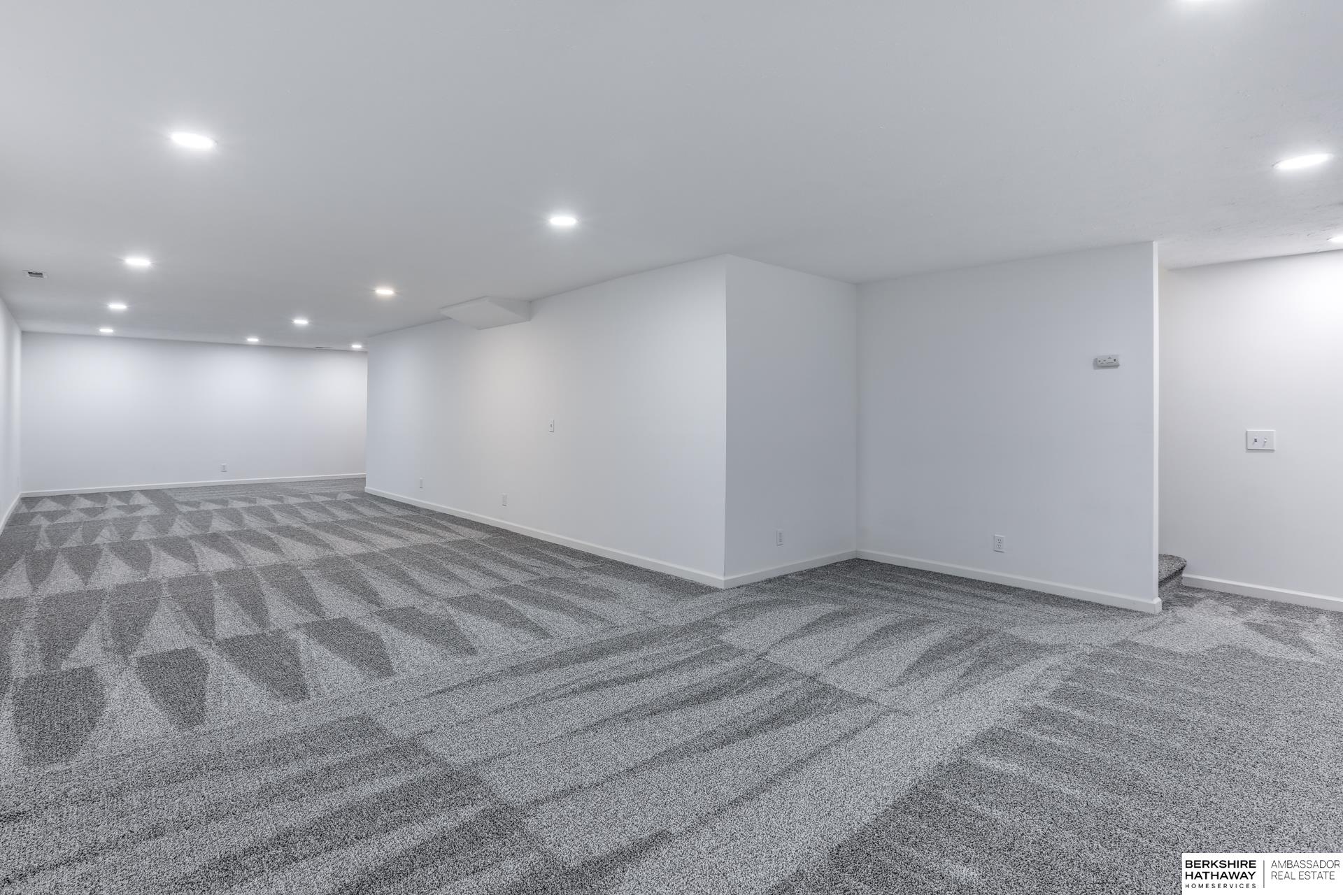 Omaha, Nebraska 68135, United States, 4 Bedrooms Bedrooms, ,3 BathroomsBathrooms,Residential,Pending,21707