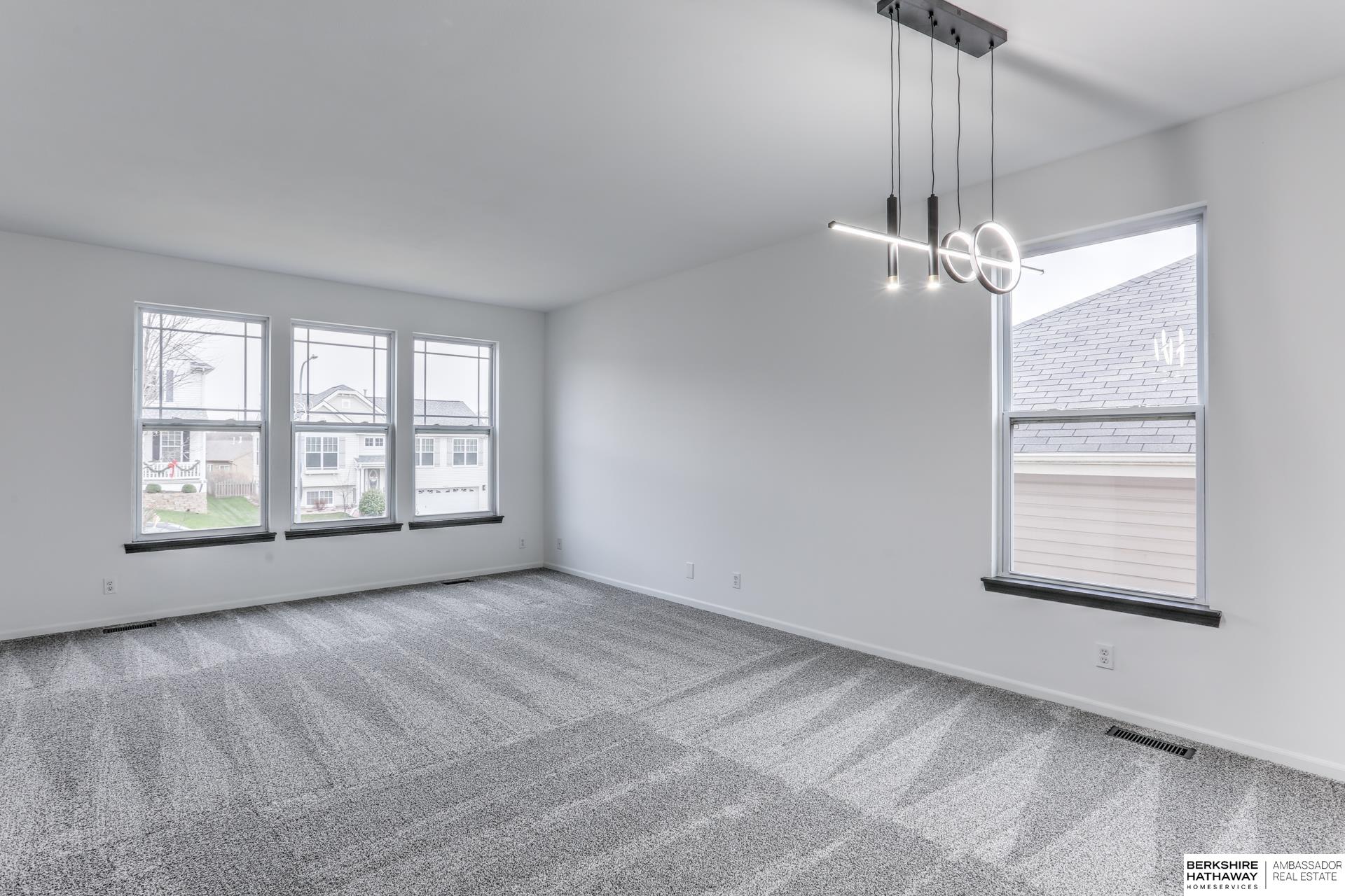 Omaha, Nebraska 68135, United States, 4 Bedrooms Bedrooms, ,3 BathroomsBathrooms,Residential,Pending,21707