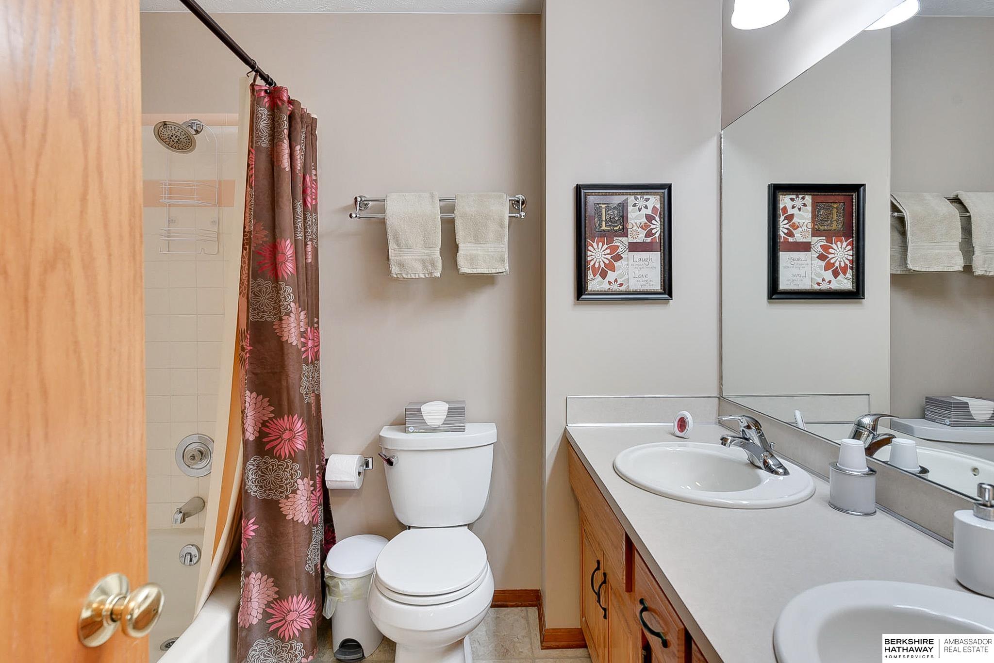 Omaha, Nebraska 68135, United States, 4 Bedrooms Bedrooms, ,3 BathroomsBathrooms,Residential,Pending,103329