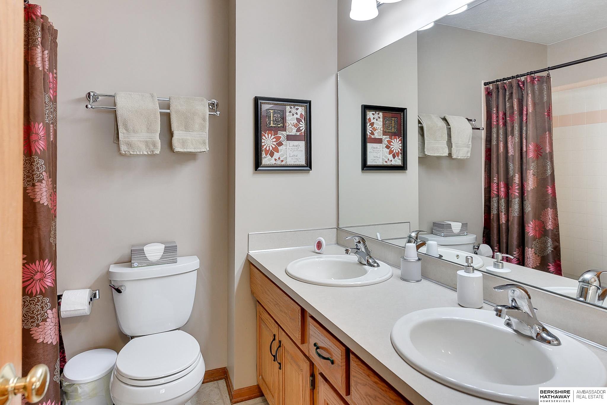 Omaha, Nebraska 68135, United States, 4 Bedrooms Bedrooms, ,3 BathroomsBathrooms,Residential,Pending,103329