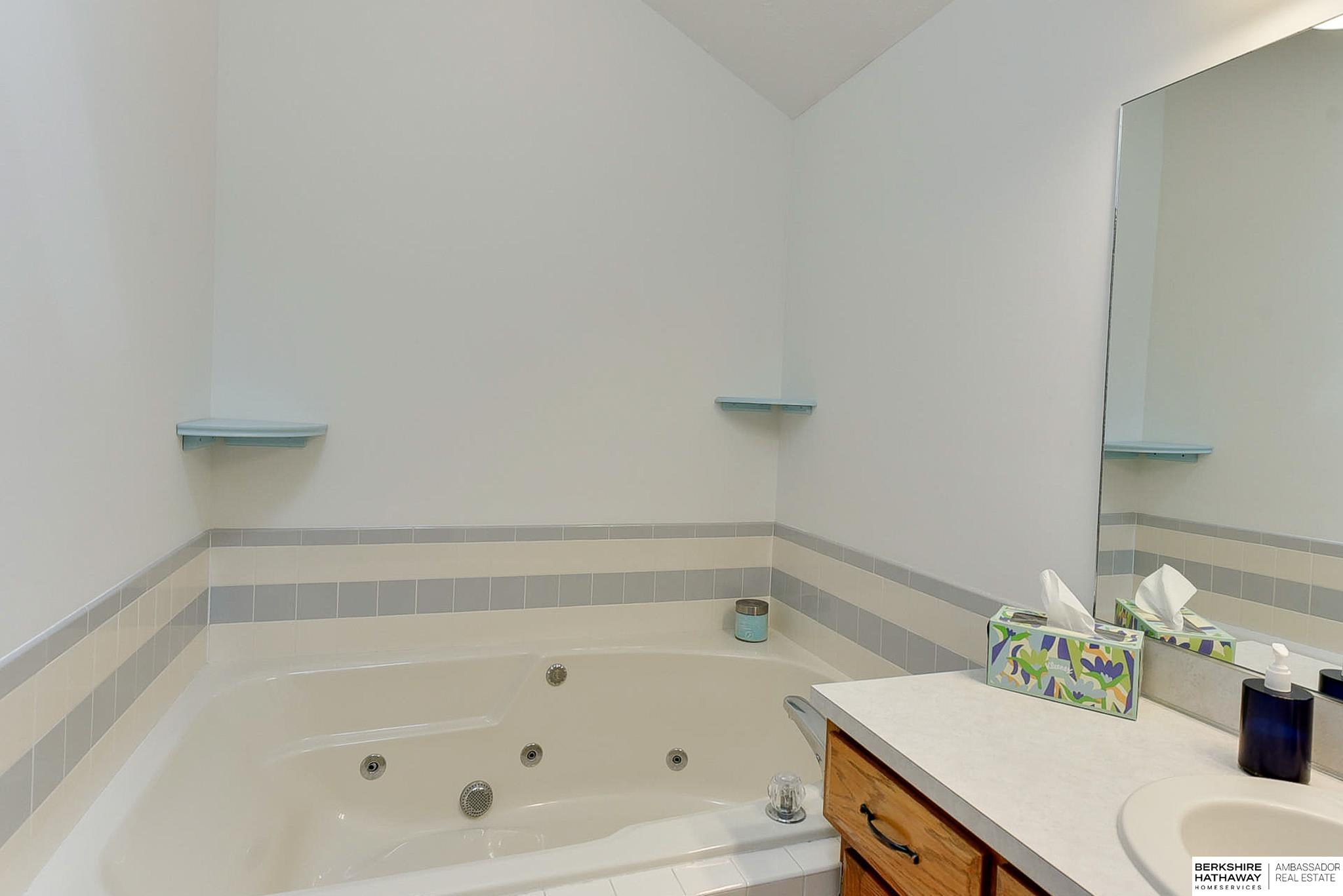 Omaha, Nebraska 68135, United States, 4 Bedrooms Bedrooms, ,3 BathroomsBathrooms,Residential,Pending,103329