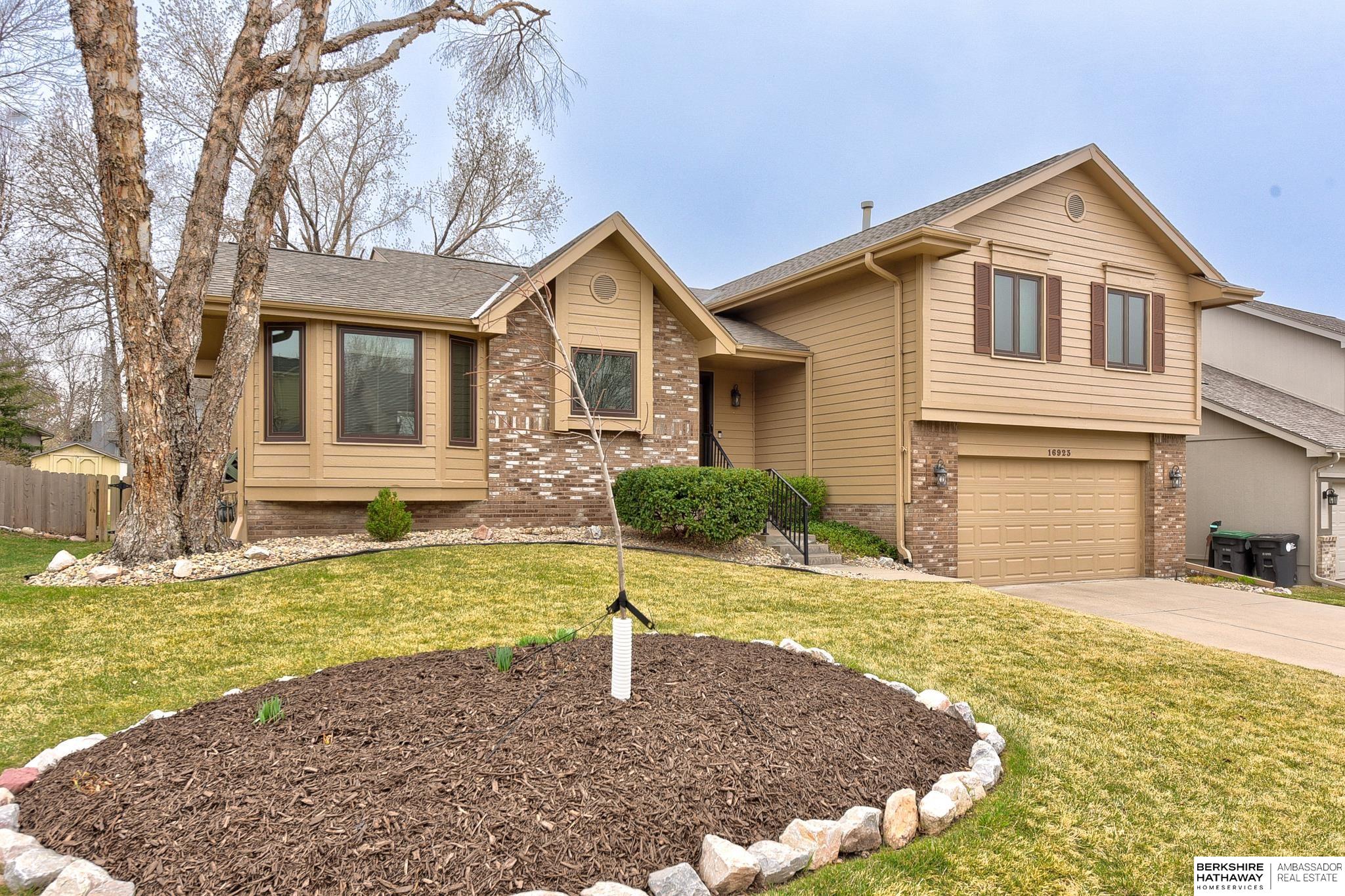 Omaha, Nebraska 68135, United States, 4 Bedrooms Bedrooms, ,3 BathroomsBathrooms,Residential,Pending,103329