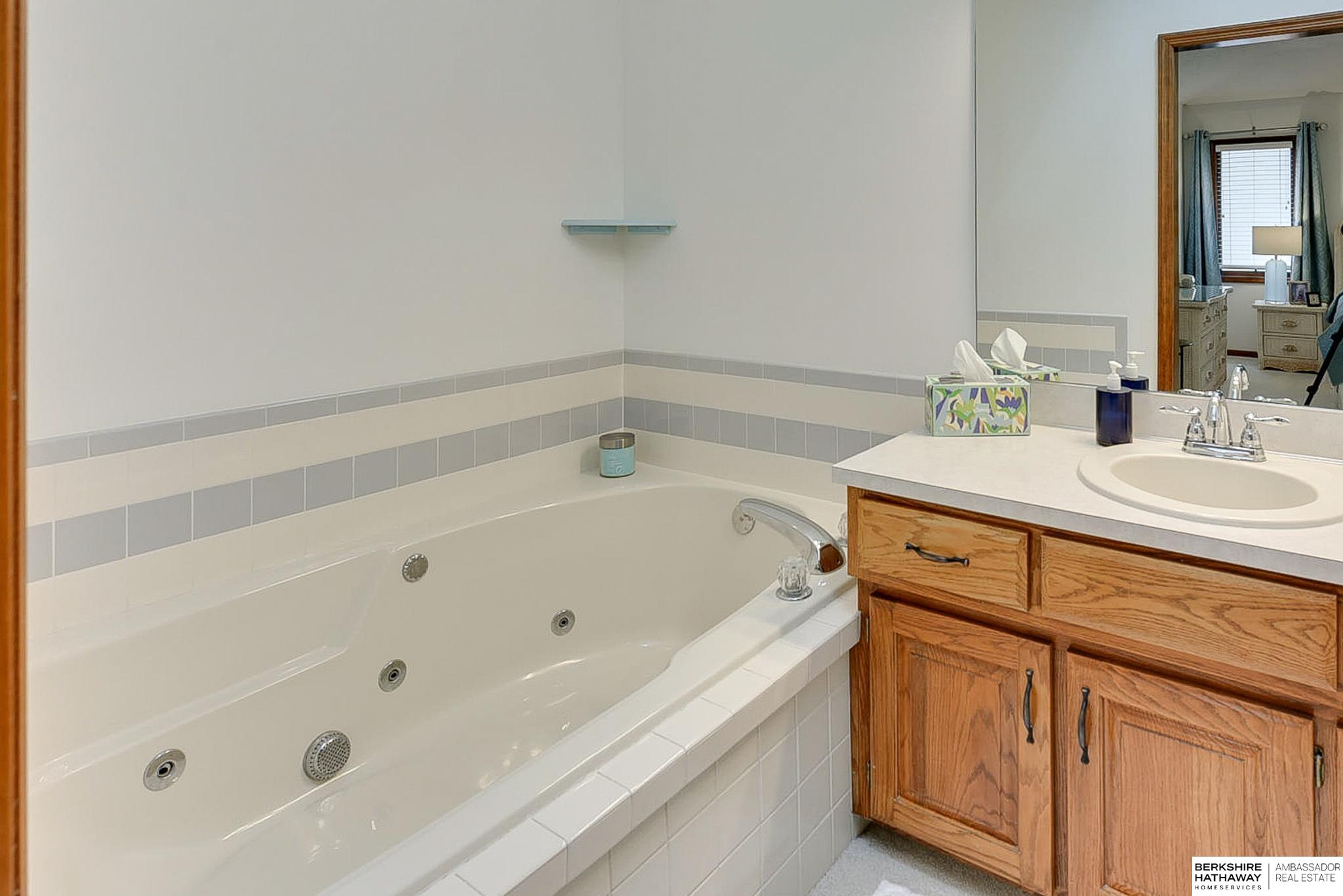 Omaha, Nebraska 68135, United States, 4 Bedrooms Bedrooms, ,3 BathroomsBathrooms,Residential,Pending,103329