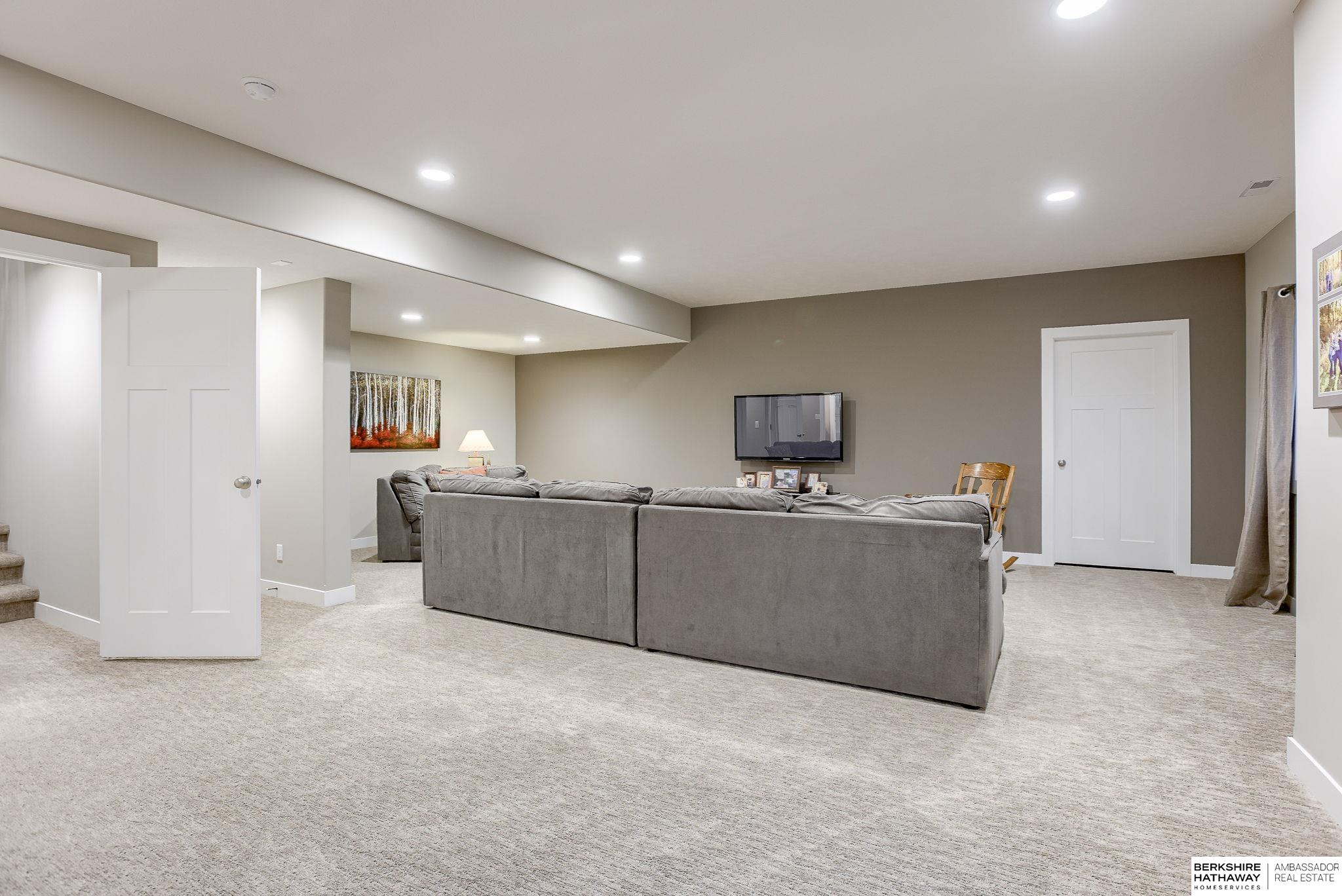 Louisville, Nebraska 68037, United States, 5 Bedrooms Bedrooms, ,3 BathroomsBathrooms,Residential,Active,8490