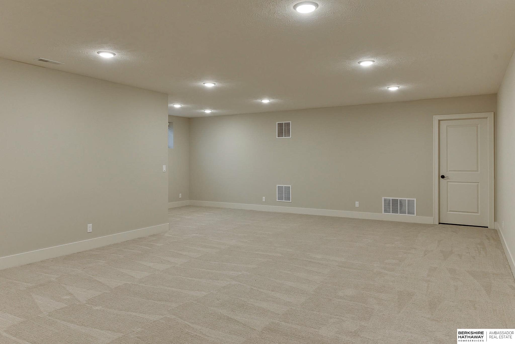 Omaha, Nebraska 68130, United States, 3 Bedrooms Bedrooms, ,3 BathroomsBathrooms,Residential,Pending,93028