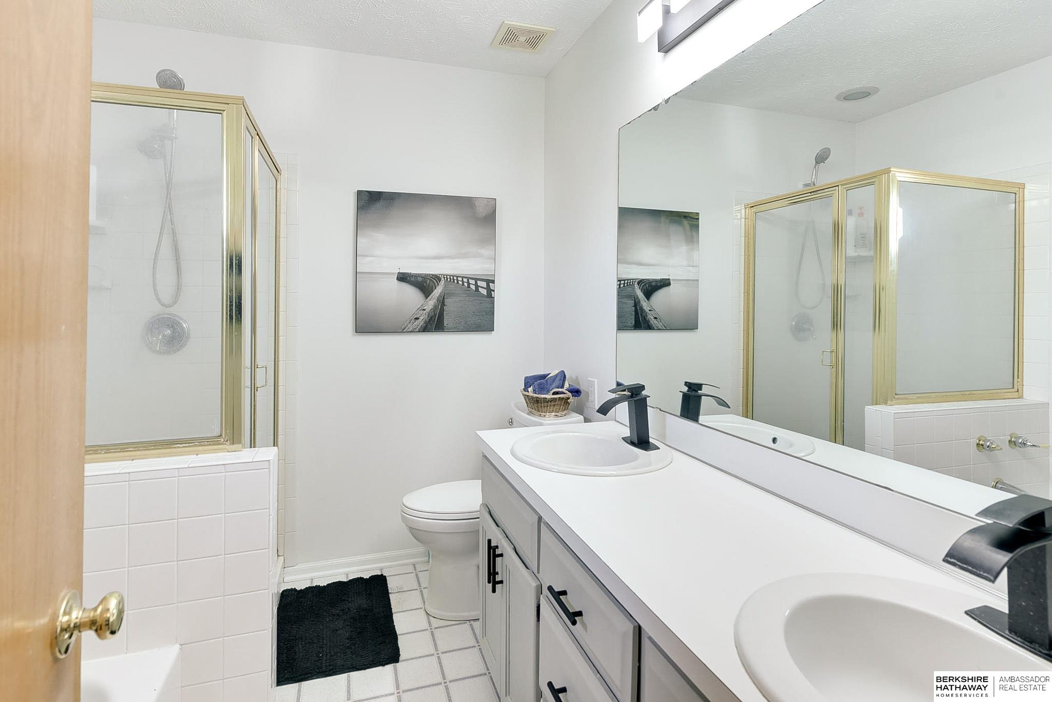 Omaha, Nebraska 68138, United States, 3 Bedrooms Bedrooms, ,2 BathroomsBathrooms,Residential,Pending,114000