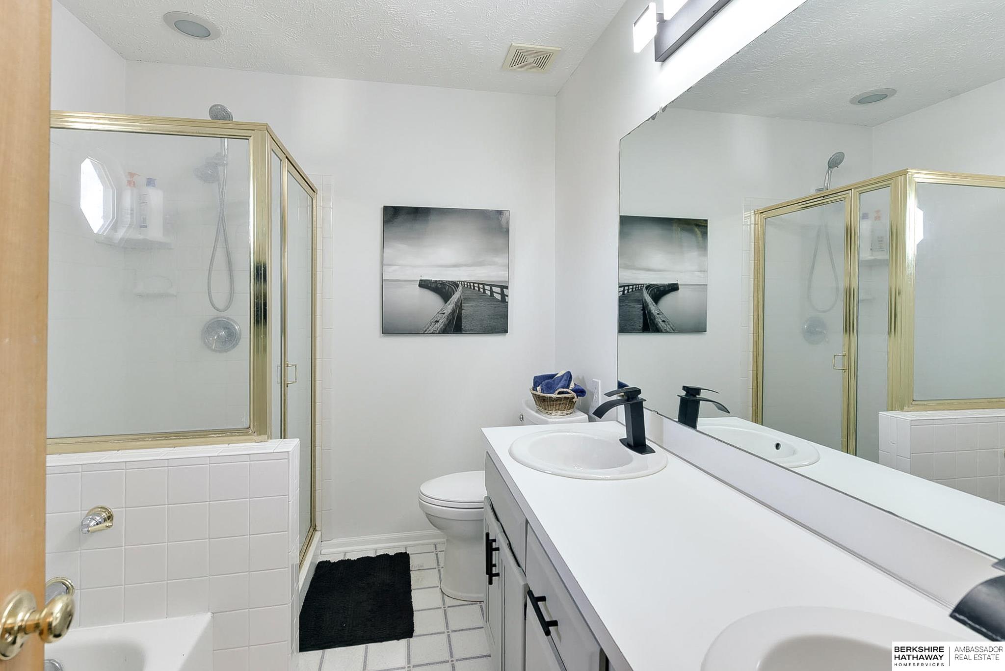 Omaha, Nebraska 68138, United States, 3 Bedrooms Bedrooms, ,2 BathroomsBathrooms,Residential,Pending,114000