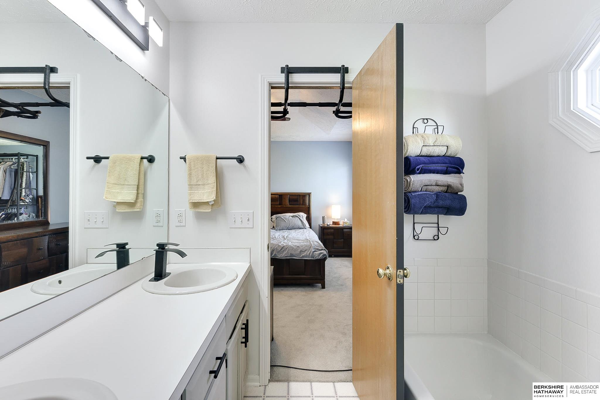 Omaha, Nebraska 68138, United States, 3 Bedrooms Bedrooms, ,2 BathroomsBathrooms,Residential,Pending,114000