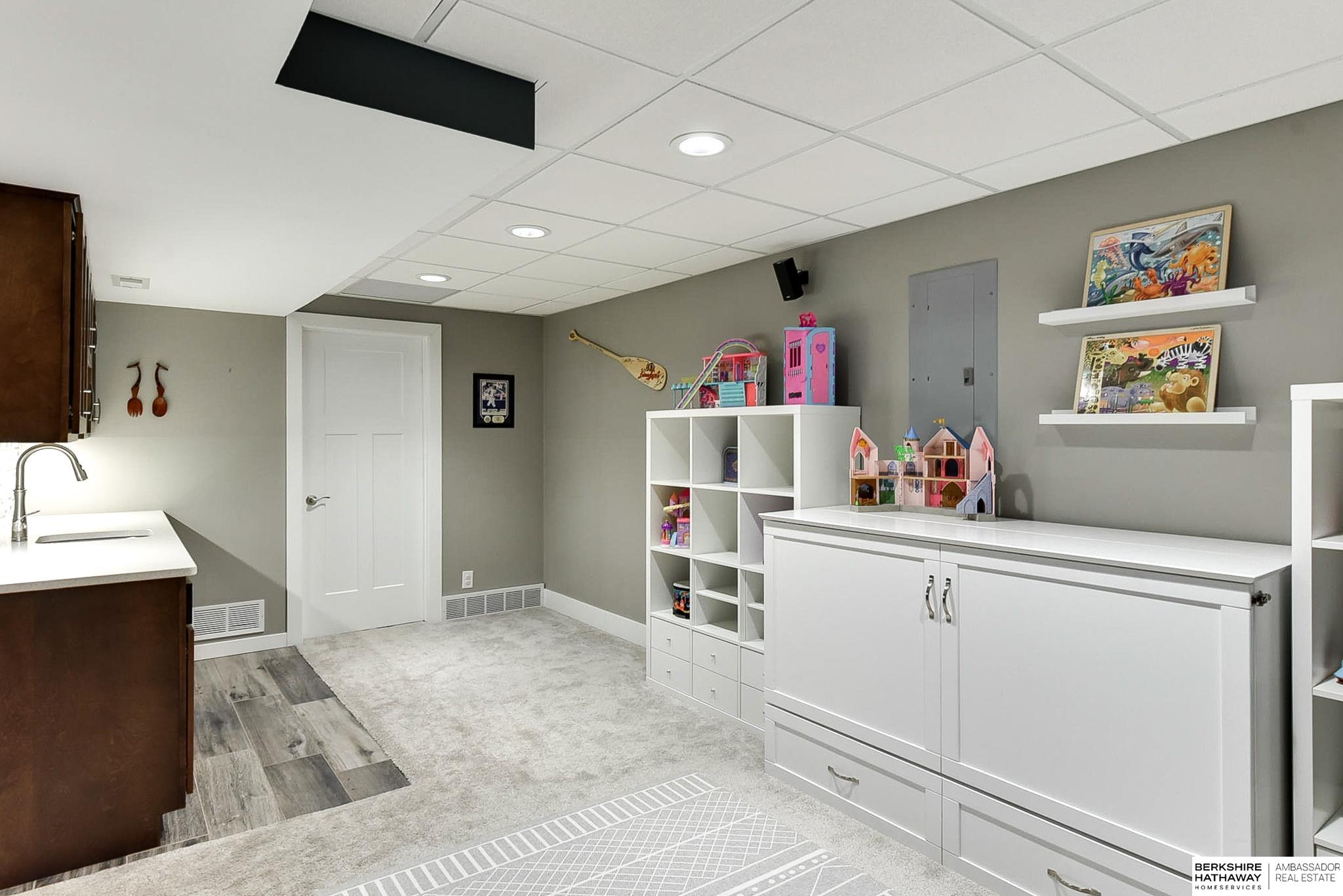 Papillion, Nebraska 68046, United States, 4 Bedrooms Bedrooms, ,4 BathroomsBathrooms,Residential,Pending,83192