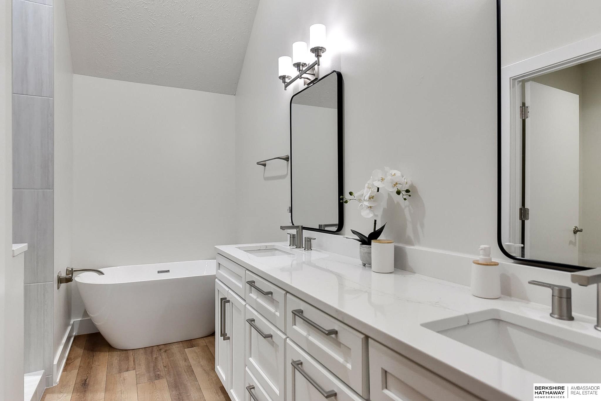 Papillion, Nebraska 68046, United States, 4 Bedrooms Bedrooms, ,4 BathroomsBathrooms,Residential,Pending,83192