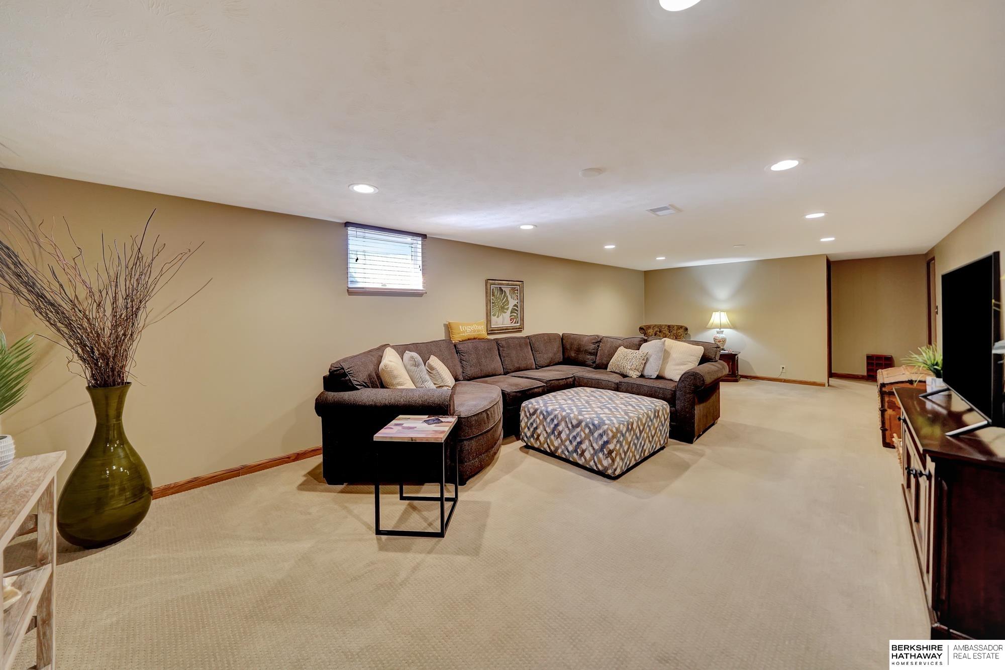 Lincoln, Nebraska 68516, United States, 3 Bedrooms Bedrooms, ,2 BathroomsBathrooms,Residential,Pending,92172