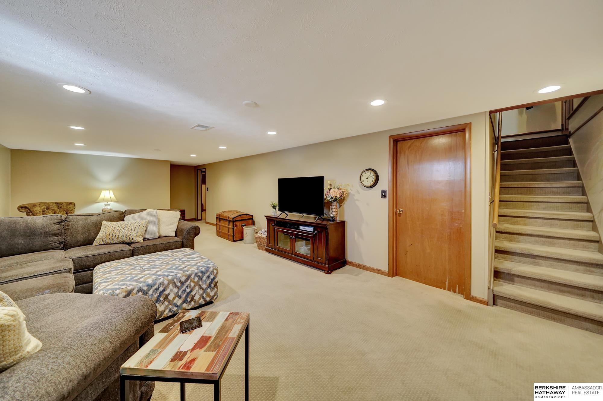 Lincoln, Nebraska 68516, United States, 3 Bedrooms Bedrooms, ,2 BathroomsBathrooms,Residential,Pending,92172