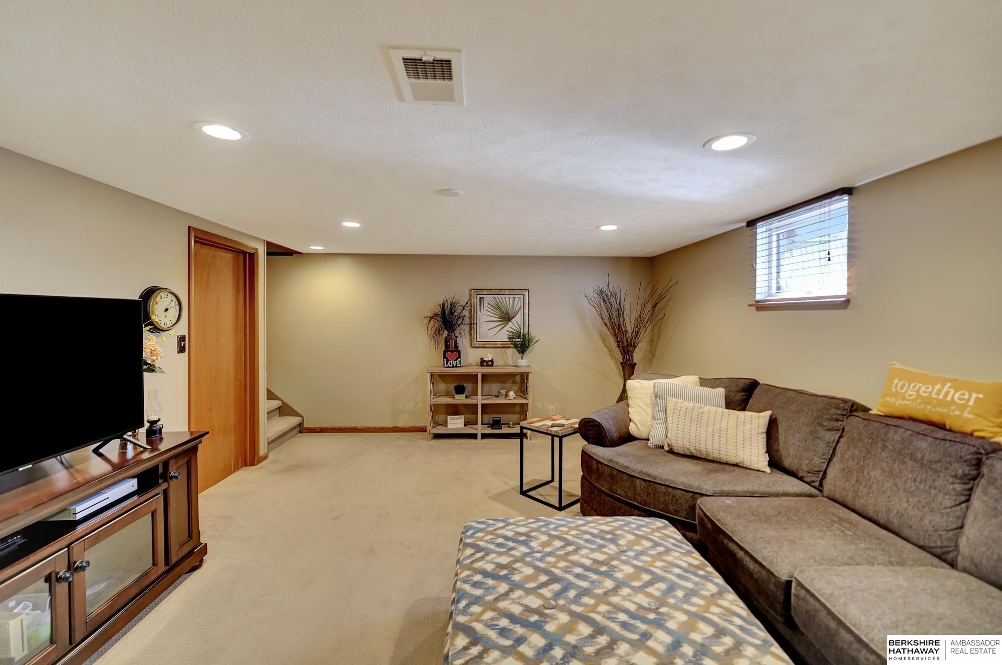 Lincoln, Nebraska 68516, United States, 3 Bedrooms Bedrooms, ,2 BathroomsBathrooms,Residential,Pending,92172