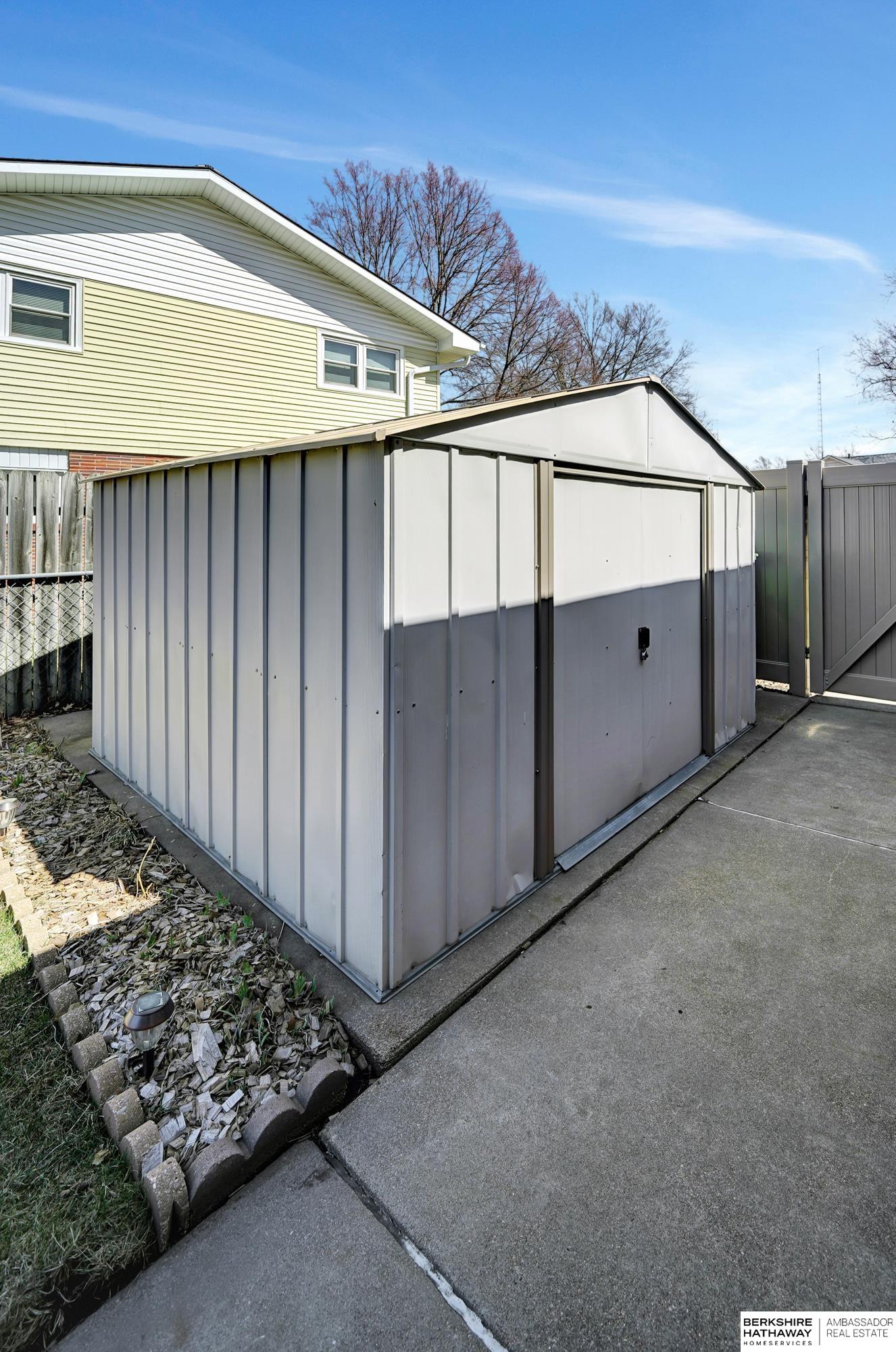 Lincoln, Nebraska 68516, United States, 3 Bedrooms Bedrooms, ,2 BathroomsBathrooms,Residential,Pending,92172