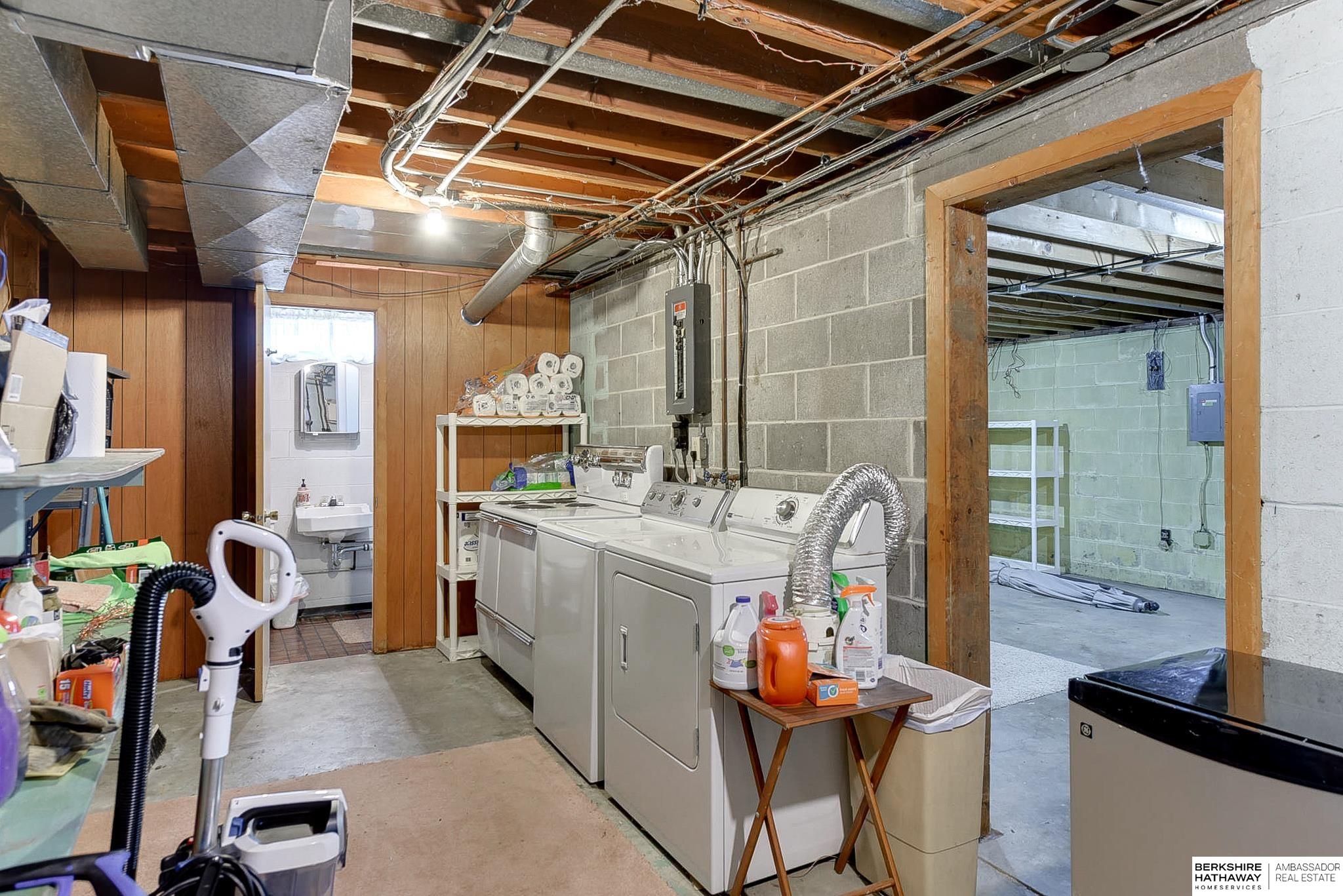 Omaha, Nebraska 68124, United States, 3 Bedrooms Bedrooms, ,2 BathroomsBathrooms,Residential,Pending,16376