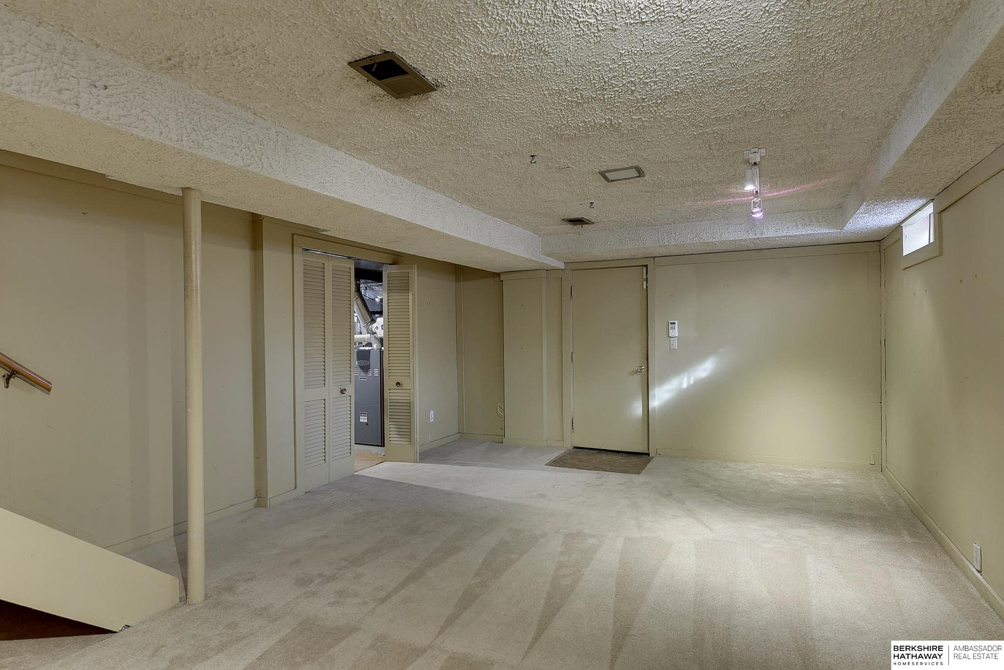 Omaha, Nebraska 68124, United States, 3 Bedrooms Bedrooms, ,2 BathroomsBathrooms,Residential,Pending,16376