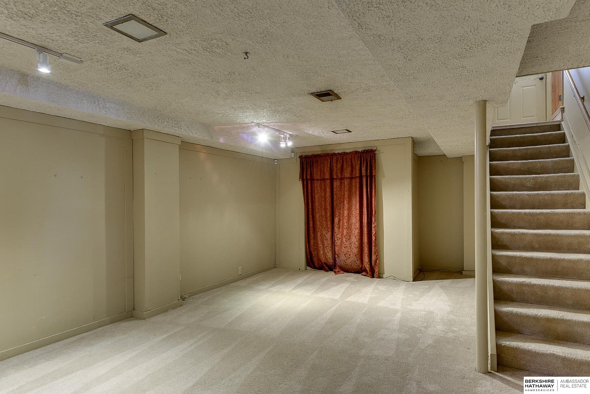 Omaha, Nebraska 68124, United States, 3 Bedrooms Bedrooms, ,2 BathroomsBathrooms,Residential,Pending,16376