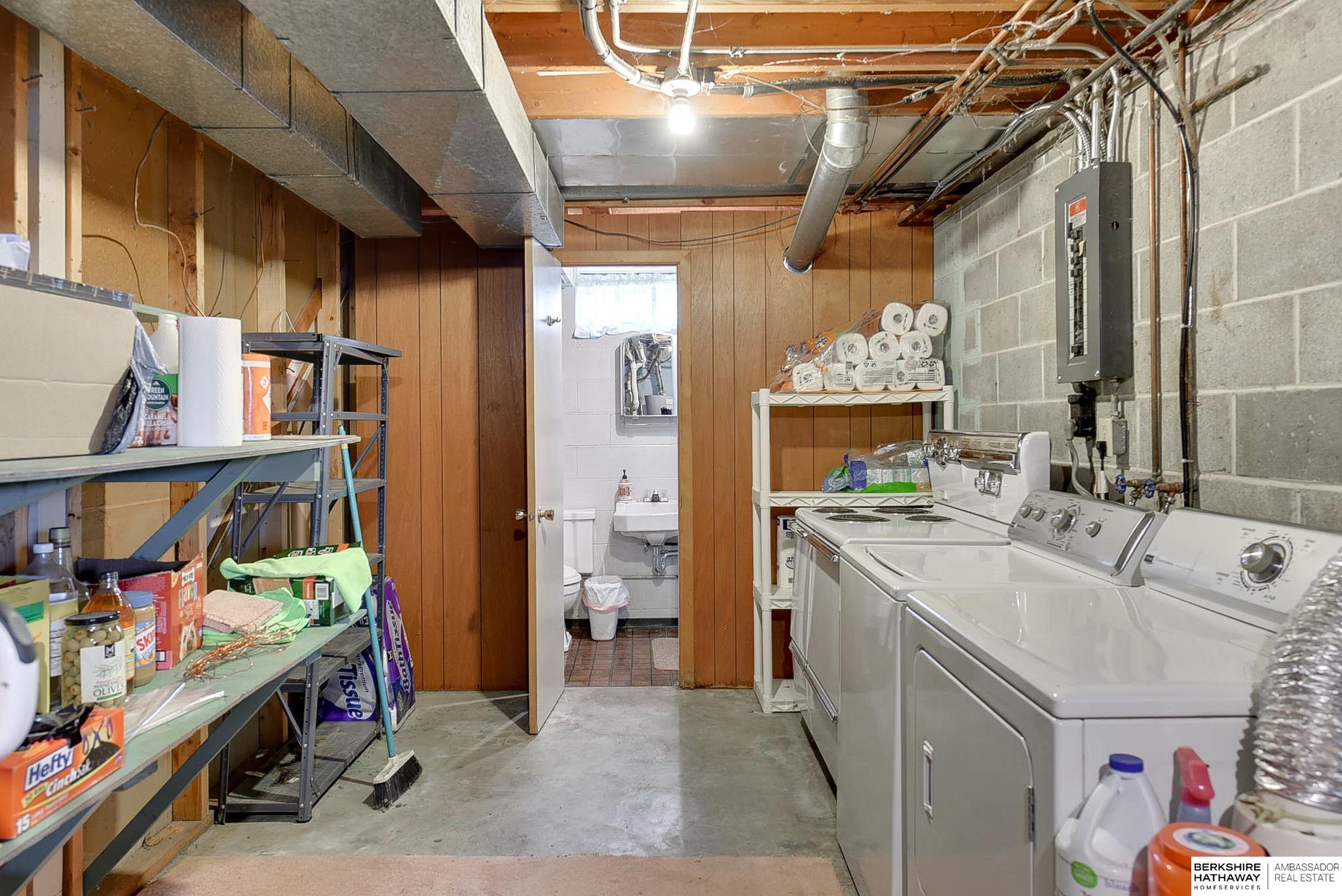 Omaha, Nebraska 68124, United States, 3 Bedrooms Bedrooms, ,2 BathroomsBathrooms,Residential,Pending,16376