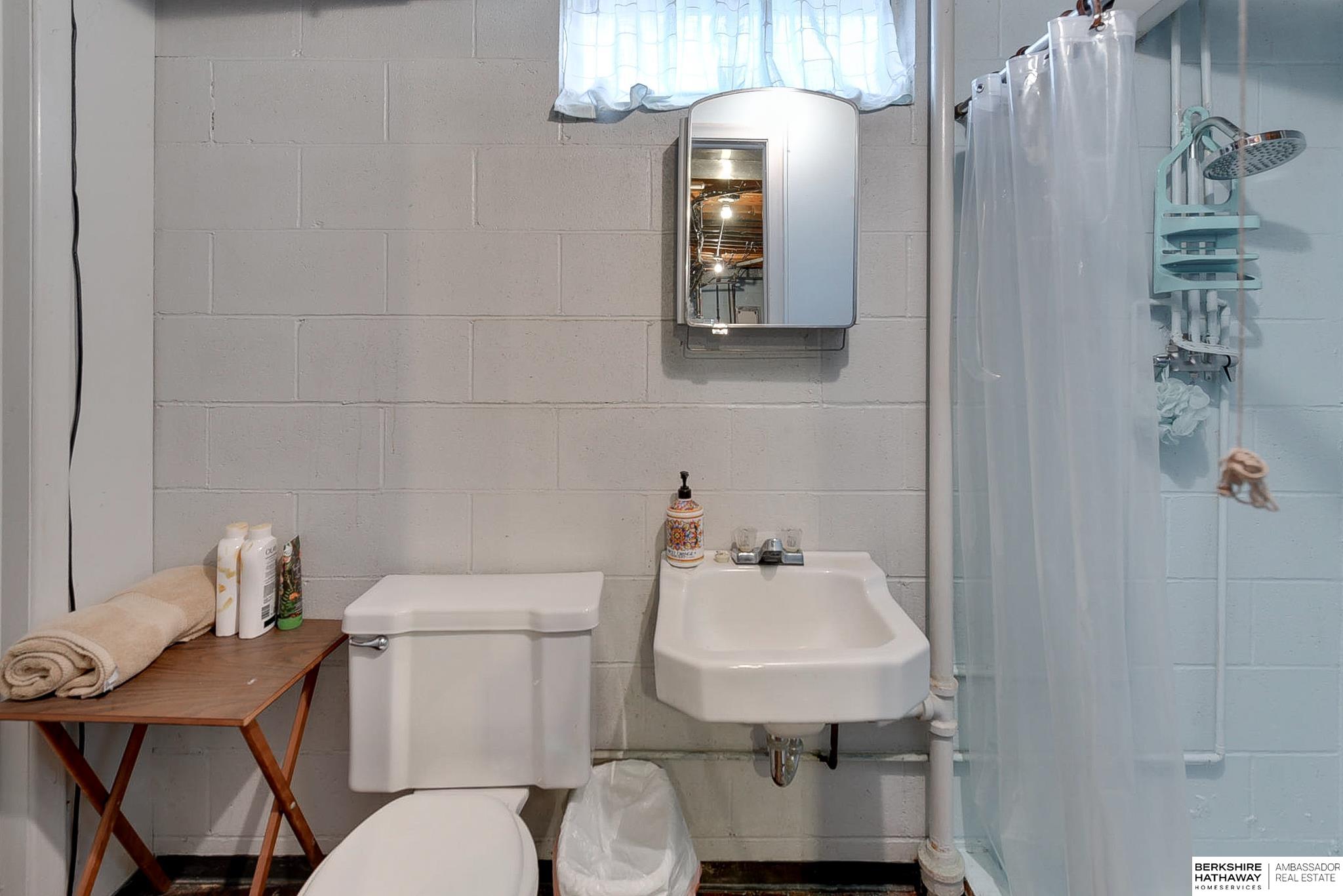 Omaha, Nebraska 68124, United States, 3 Bedrooms Bedrooms, ,2 BathroomsBathrooms,Residential,Pending,16376