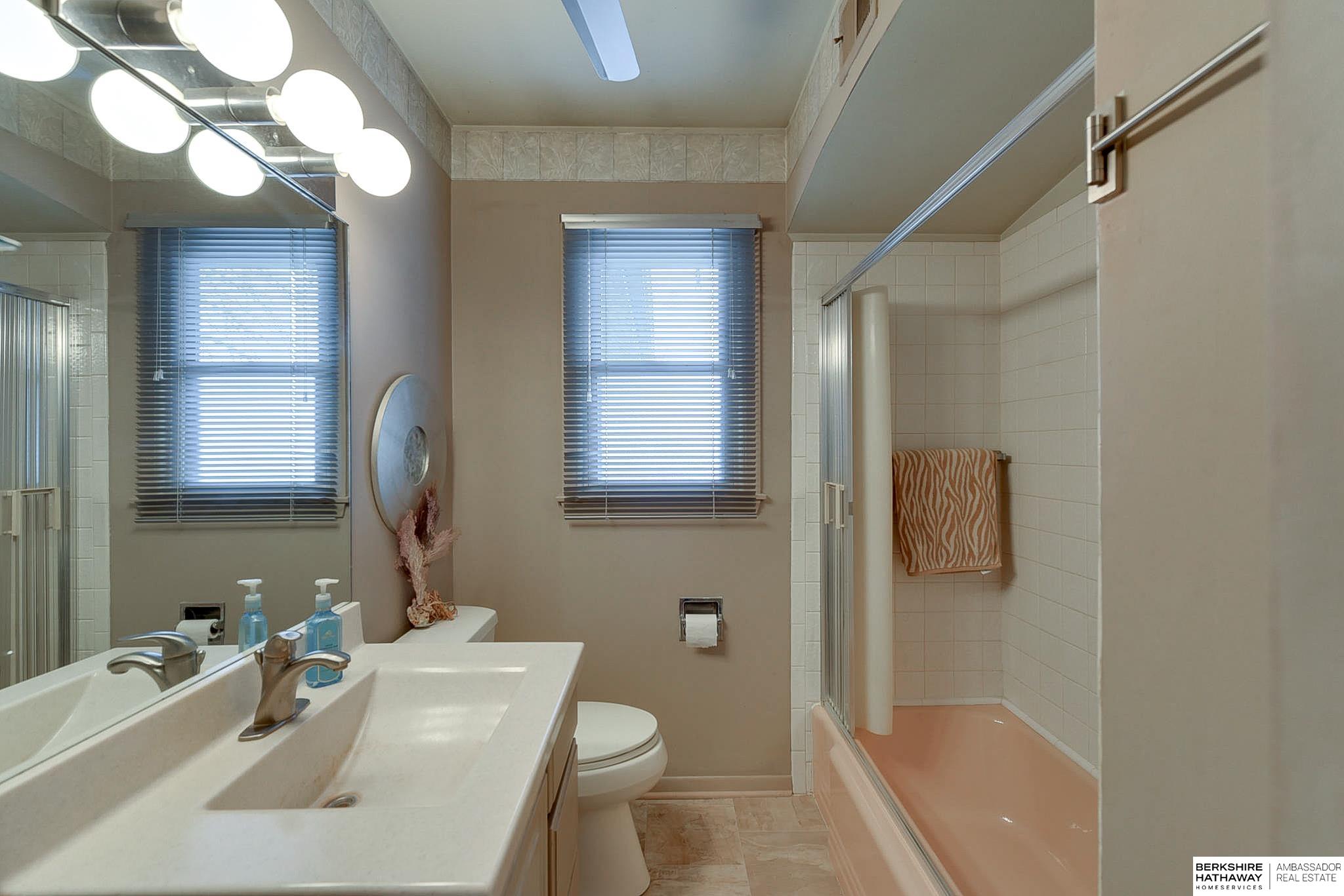 Omaha, Nebraska 68124, United States, 3 Bedrooms Bedrooms, ,2 BathroomsBathrooms,Residential,Pending,16376