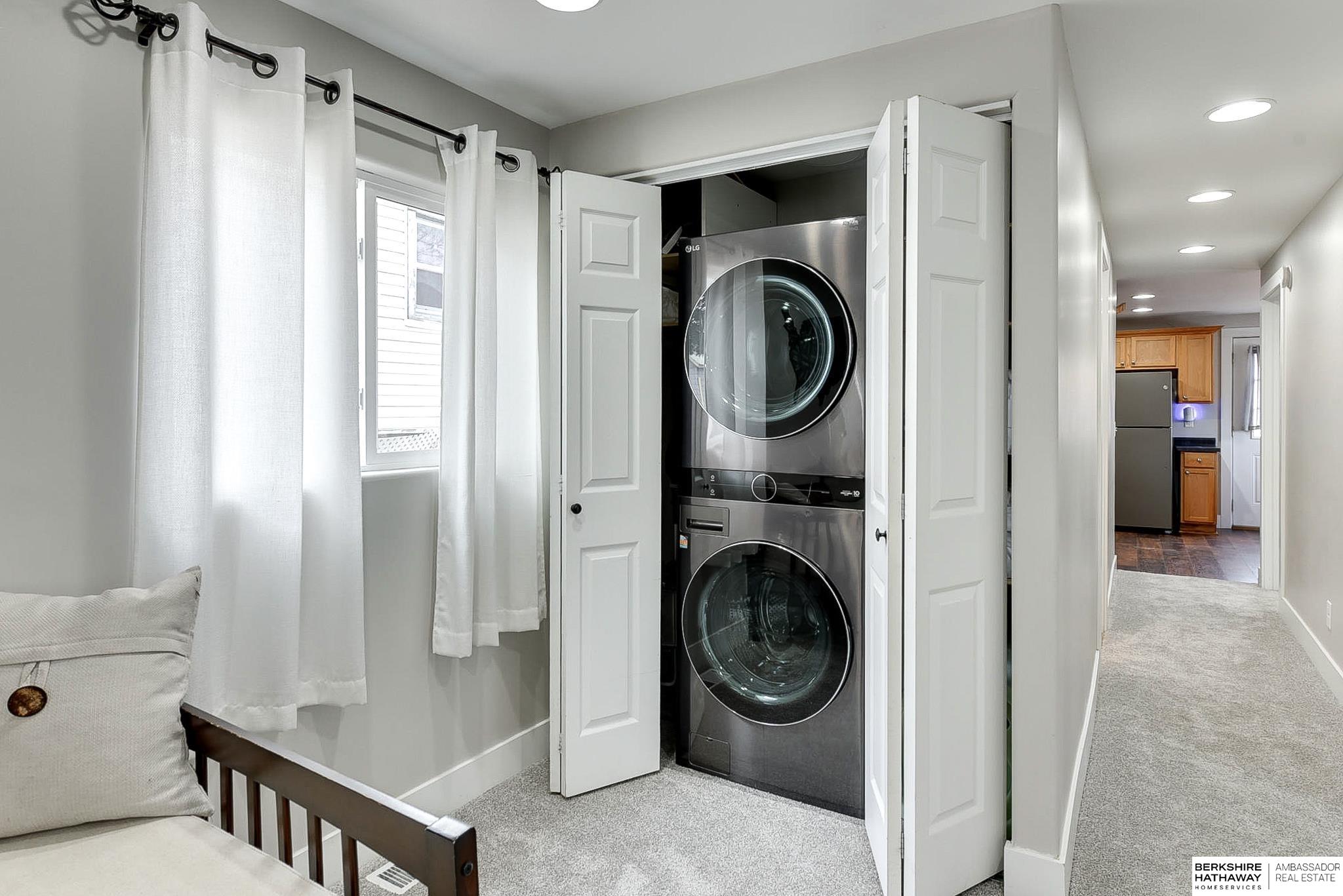 Omaha, Nebraska 68105, United States, 2 Bedrooms Bedrooms, ,1 BathroomBathrooms,Residential,Pending,88994