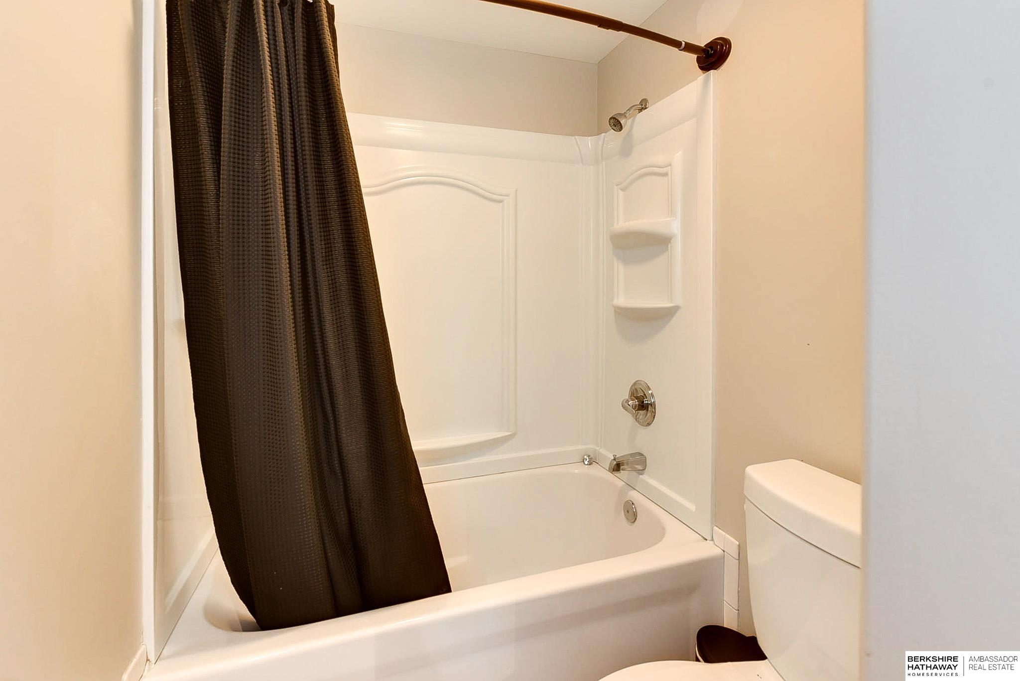 Omaha, Nebraska 68105, United States, 2 Bedrooms Bedrooms, ,1 BathroomBathrooms,Residential,Pending,88994