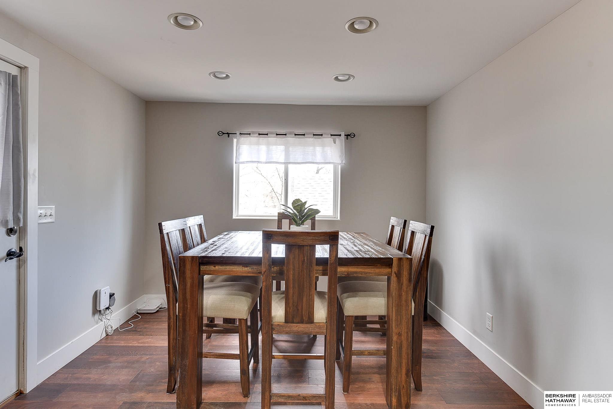 Omaha, Nebraska 68105, United States, 2 Bedrooms Bedrooms, ,1 BathroomBathrooms,Residential,Pending,88994