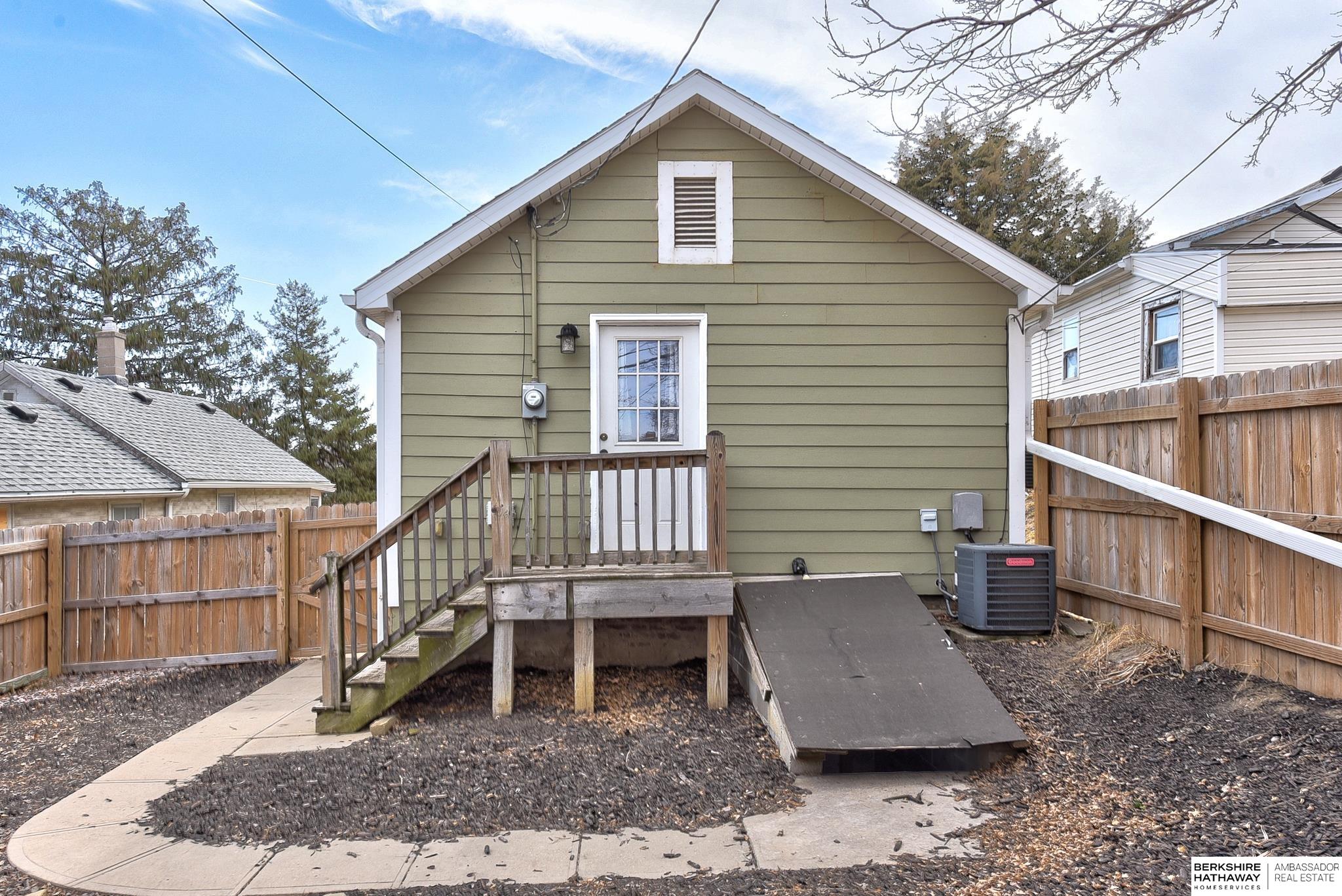 Omaha, Nebraska 68105, United States, 2 Bedrooms Bedrooms, ,1 BathroomBathrooms,Residential,Pending,88994