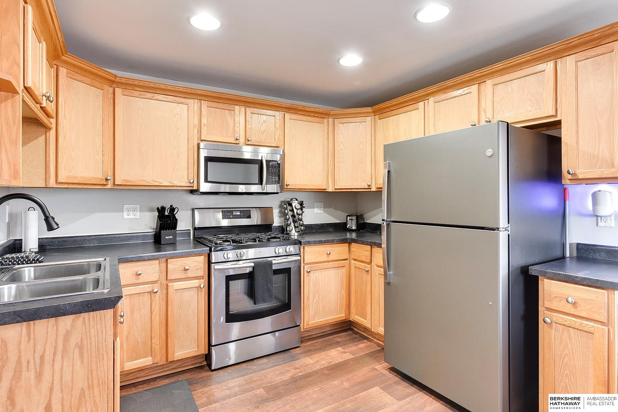 Omaha, Nebraska 68105, United States, 2 Bedrooms Bedrooms, ,1 BathroomBathrooms,Residential,Pending,88994