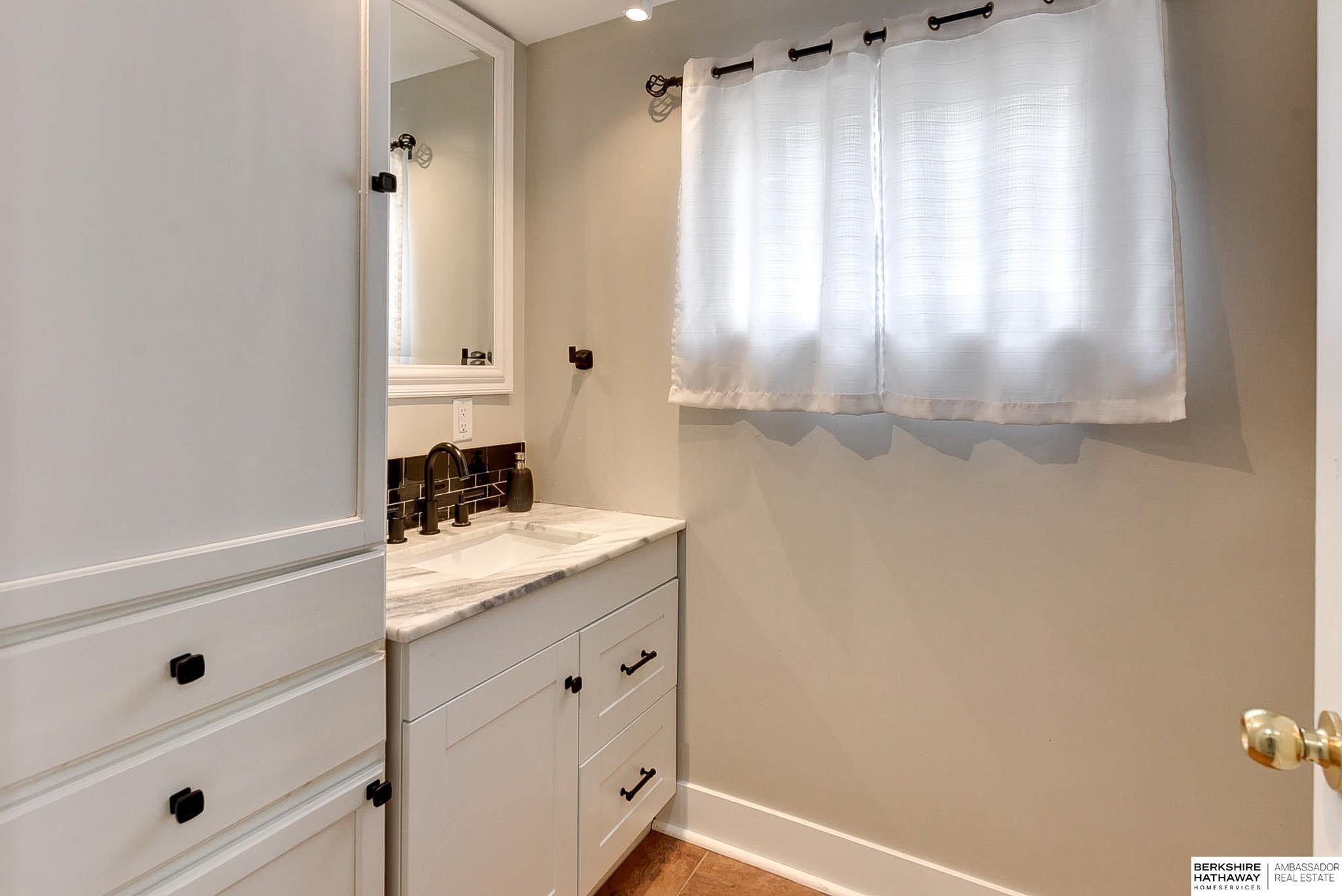 Omaha, Nebraska 68105, United States, 2 Bedrooms Bedrooms, ,1 BathroomBathrooms,Residential,Pending,88994