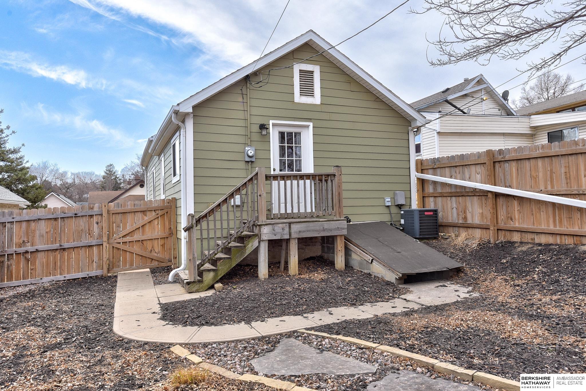 Omaha, Nebraska 68105, United States, 2 Bedrooms Bedrooms, ,1 BathroomBathrooms,Residential,Pending,88994